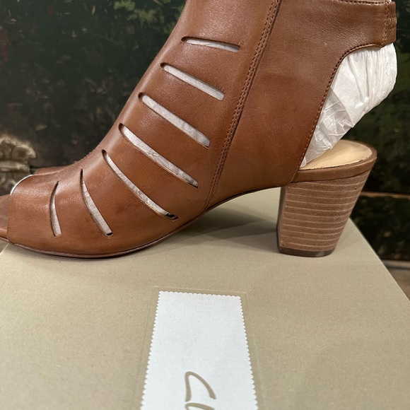 Clarks NWB Deloria Ivy Tan Leather Cuir Brun Heel Bootie Sandal size 7 - Picture 10 of 15